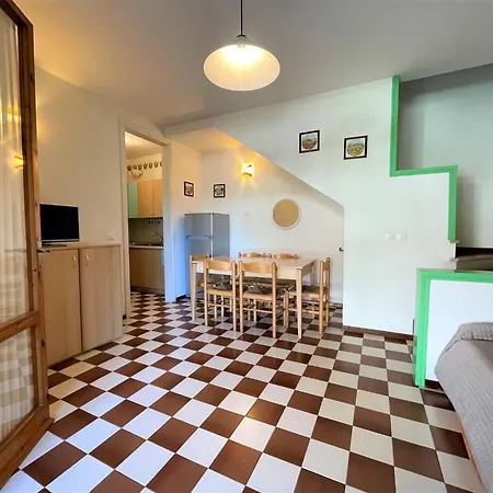 Bright Two-storey Flat וילה *